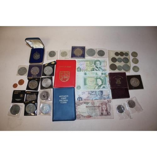 294 - A COLLECTION OF VINTAGE AND MODERN COMMEMORATIVE COINS AND BANKNOTES TO INCLUDE ú2 COINS