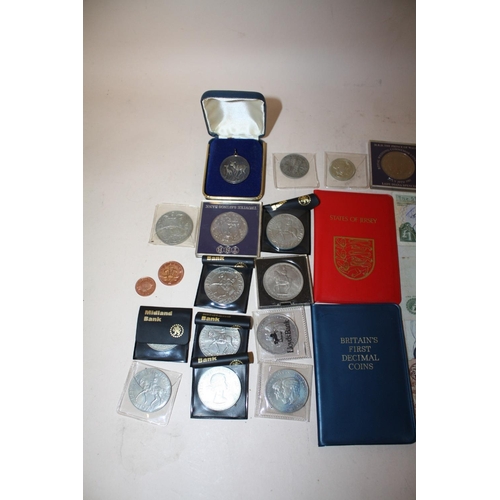 294 - A COLLECTION OF VINTAGE AND MODERN COMMEMORATIVE COINS AND BANKNOTES TO INCLUDE ú2 COINS