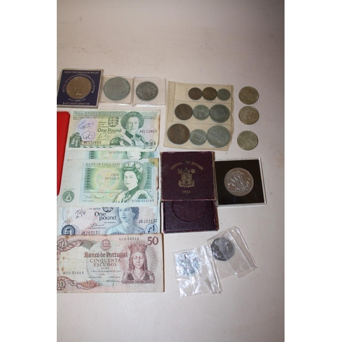 294 - A COLLECTION OF VINTAGE AND MODERN COMMEMORATIVE COINS AND BANKNOTES TO INCLUDE ú2 COINS