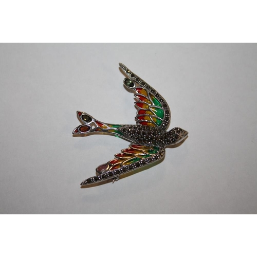 304 - A PLIQUE-A-JOUR BROOCH IN THE FORM OF A BIRD IN FLIGHT