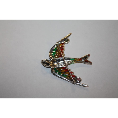 304 - A PLIQUE-A-JOUR BROOCH IN THE FORM OF A BIRD IN FLIGHT