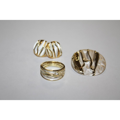 307 - A SILVER GILT DESIGNER STYLE RING, PENDANT AND EARRINGS SET, APPROX 17.2 G