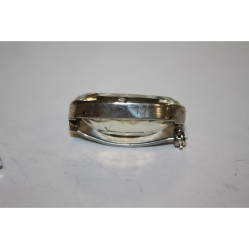 347 - A SILVER MOUNTED BROOCH SET WITH A LARGE OVAL STONE, WITH 3.5 CM, TOGETHER WITH A CROSS PENDANT ON C... 