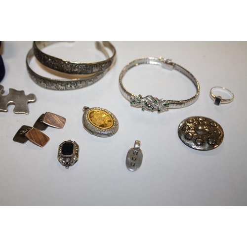 356 - A COLLECTION OF SILVER AND OTHER JEWELLERY TO INCLUDE A HALLMARKED SILVER WEDGWOOD JASPERWARE RING, ... 