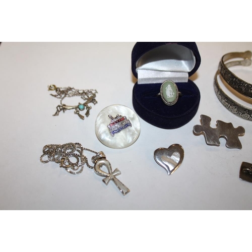356 - A COLLECTION OF SILVER AND OTHER JEWELLERY TO INCLUDE A HALLMARKED SILVER WEDGWOOD JASPERWARE RING, ... 