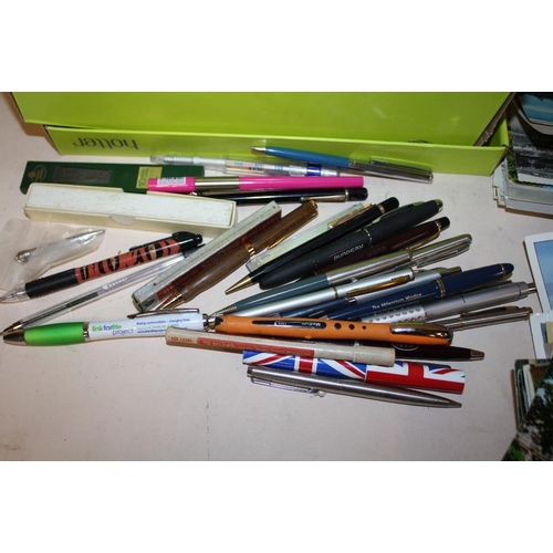358 - A QUANTITY OF VINTAGE AND MODERN PENS AND PENCILS TO INCLUDE PARKER EXAMPLES TOGETHER WITH A SHOEBOX... 