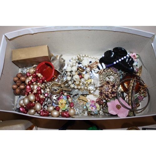 359 - A BOX OF COSTUME JEWELLERY TO INCLUDE BROOCHES, NECKLACES ETC