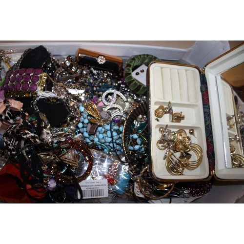 361 - A TRAY OF ASSORTED COSTUME JEWELLERY