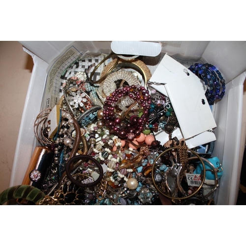 361 - A TRAY OF ASSORTED COSTUME JEWELLERY