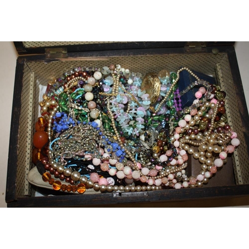 363 - AN INLAID MAHOGANY LIDDED BOX CONTAINING COSTUME JEWELLERY TO INCLUDE AN AMBER STYLE NECKLACE
