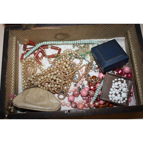 363 - AN INLAID MAHOGANY LIDDED BOX CONTAINING COSTUME JEWELLERY TO INCLUDE AN AMBER STYLE NECKLACE