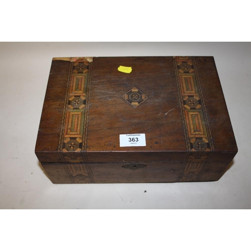 363 - AN INLAID MAHOGANY LIDDED BOX CONTAINING COSTUME JEWELLERY TO INCLUDE AN AMBER STYLE NECKLACE