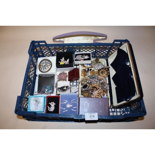 374 - A BOX OF MOSTLY MODERN BROOCHES TO INCLUDE CAT SHAPED EXAMPLES