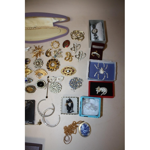 374 - A BOX OF MOSTLY MODERN BROOCHES TO INCLUDE CAT SHAPED EXAMPLES