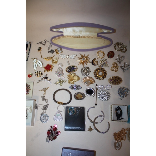 374 - A BOX OF MOSTLY MODERN BROOCHES TO INCLUDE CAT SHAPED EXAMPLES