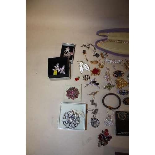 374 - A BOX OF MOSTLY MODERN BROOCHES TO INCLUDE CAT SHAPED EXAMPLES