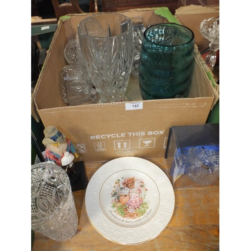 142 - TWO TRAYS OF ASSORTED CERAMICS AND FIGURES TO INCLUDE COLLECTORS PLATES, TOGETHER WITH A TRAY OF GLA... 