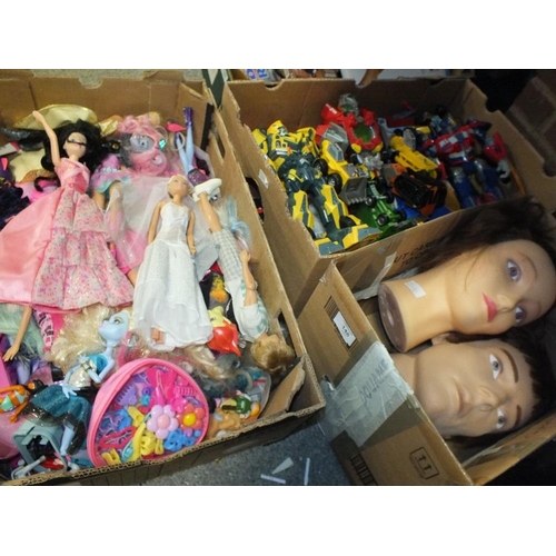 148 - A TRAY OF TRANSFORMER TOYS TOGETHER WITH A TRAY OF BARBIE DOLLS ETC. AND TWO HAIRDRESSER'S PRACTICE ... 