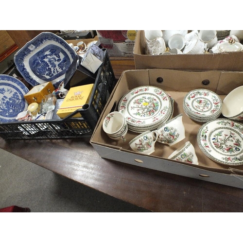 162 - A TRAY OF INDIAN TREE CHINA TOGETHER WITH A BOX OF ASSORTED CERAMICS TO INCLUDE SPODE