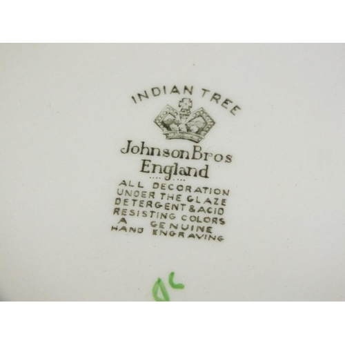 162 - A TRAY OF INDIAN TREE CHINA TOGETHER WITH A BOX OF ASSORTED CERAMICS TO INCLUDE SPODE