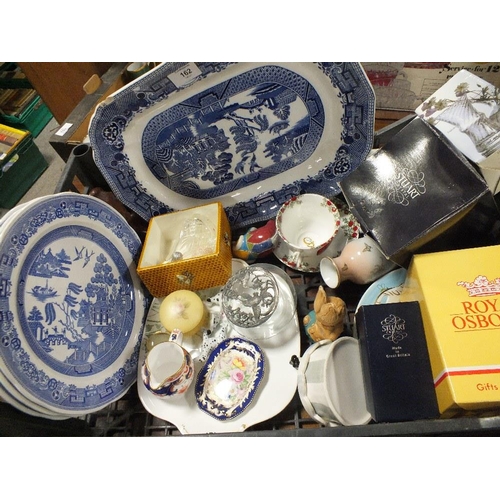 162 - A TRAY OF INDIAN TREE CHINA TOGETHER WITH A BOX OF ASSORTED CERAMICS TO INCLUDE SPODE