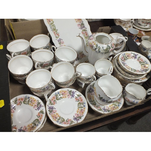 164 - A TRAY OF PARAGON COUNTRY LANE CHINA TO INCLUDE A COFFEE POT