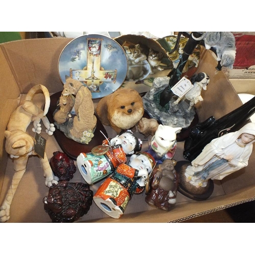 167 - A TRAY OF ASSORTED FIGURES TO INCLUDE A COUNTRY ARTISTS MARMALADE FIGURE, OLD TUPTON WARE CAT FIGURE