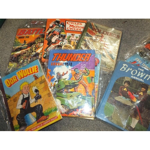 174 - A LARGE COLLECTION OF VINTAGE COMICS AND ANNUALS TO INCLUDE BULLET COMICS, BEANO COMICS AND WAR RELA... 