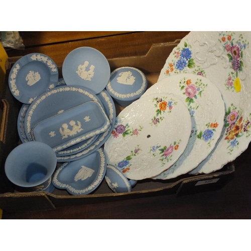 176 - A BOX OF WEDGWOOD JASPERWARE TOGETHER WITH A DRESDEN STYLE CAKE STAND A/F