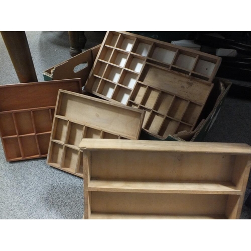 185 - A TRAY OF WOODEN DISPLAY STANDS