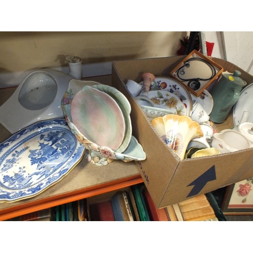 195 - A BOX OF ASSORTED CERAMICS TO INCLUDE CROWN DEVON, BESWICK VASE ETC.