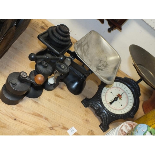 213 - TWO SETS OF CAST METAL SCALES TOGETHER WITH A CAST METAL TABLE TOP PRESS AND A PEPPER GRINDER