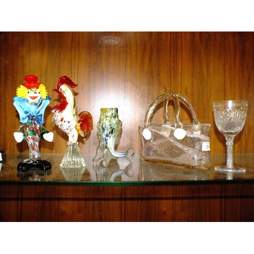 225 - A COLLECTION OF STUDIO GLASSWARE TO INCLUDE A MURANO STYLE COCKEREL FIGURE