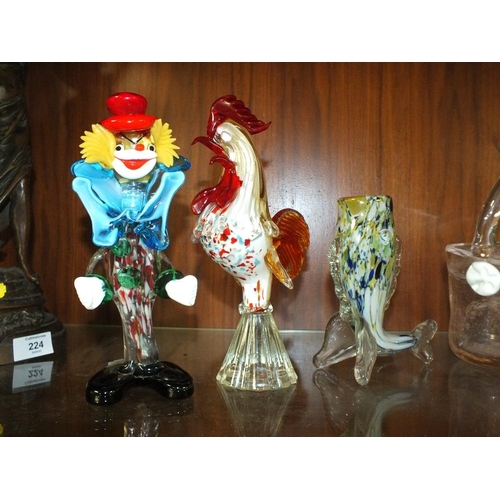 225 - A COLLECTION OF STUDIO GLASSWARE TO INCLUDE A MURANO STYLE COCKEREL FIGURE