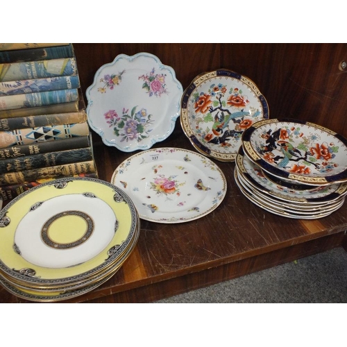 227 - A COLLECTION OF CABINET PLATES AND BOWLS ETC. TO INCLUDE WEDGWOOD, LOSOL WARE AND A DRESDEN STYLE EX... 