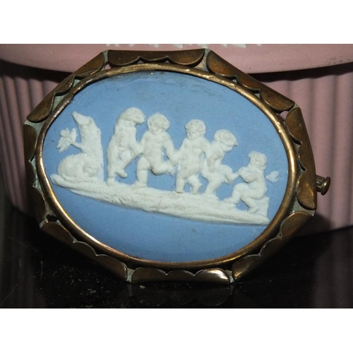 242 - FIVE PIECES OF WEDGWOOD JASPERWARE TO INCLUDE A BROOCH S/D