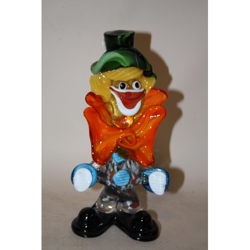 283 - A MURANO STYLE GLASS CLOWN, HEIGHT 21 CM