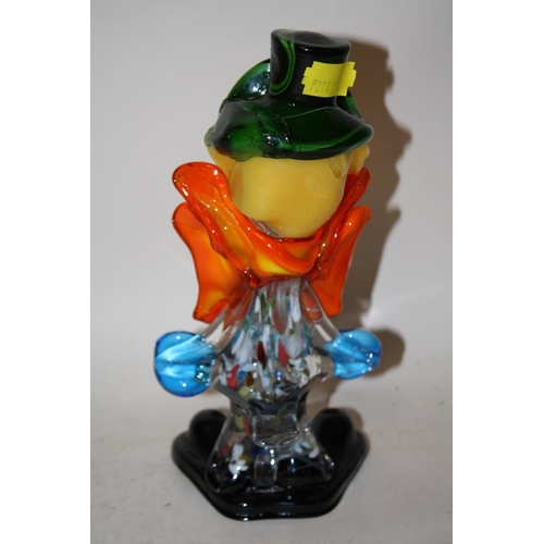 283 - A MURANO STYLE GLASS CLOWN, HEIGHT 21 CM