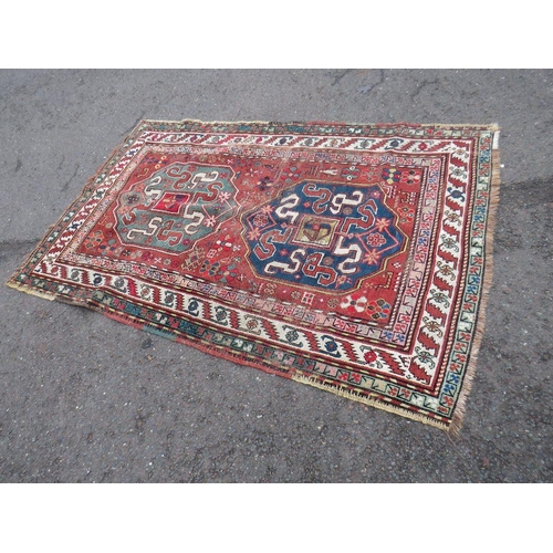 731 - A VINTAGE WOOLLEN RUG