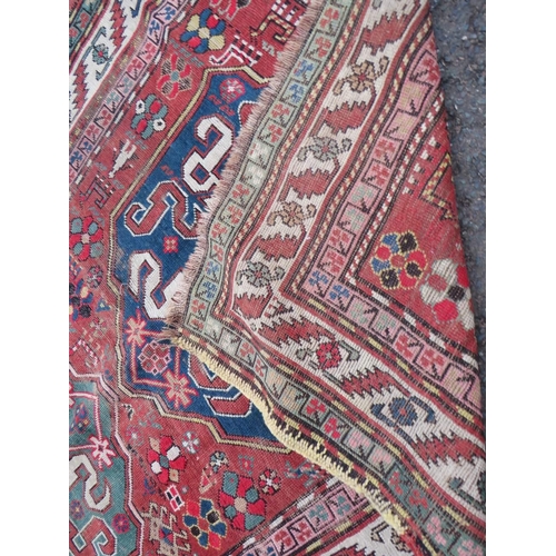 731 - A VINTAGE WOOLLEN RUG