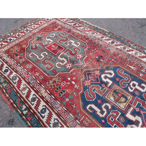 731 - A VINTAGE WOOLLEN RUG