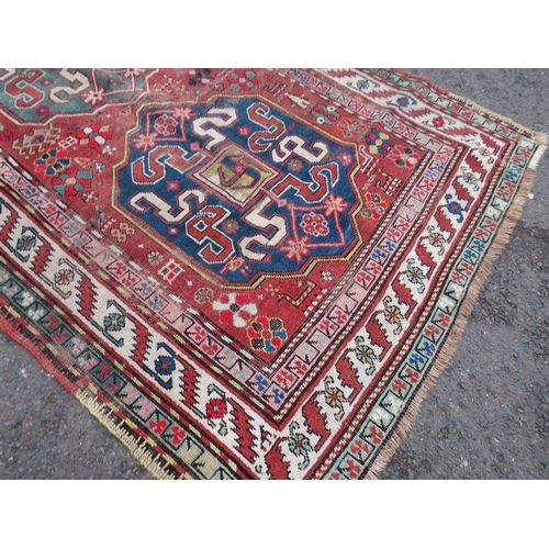 731 - A VINTAGE WOOLLEN RUG