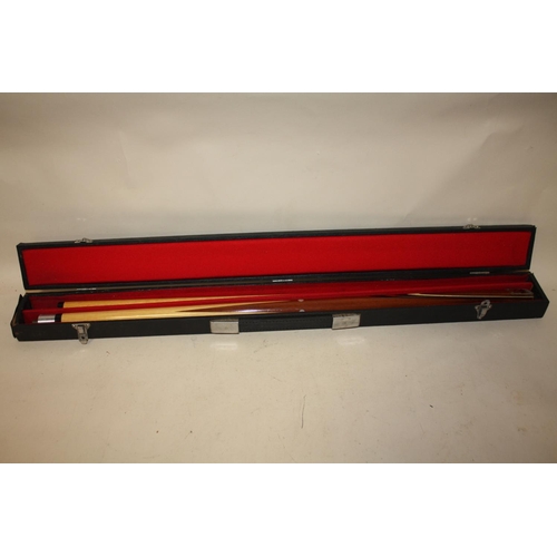 291A - A VINTAGE CASED WINMAU SNOOKER CUE