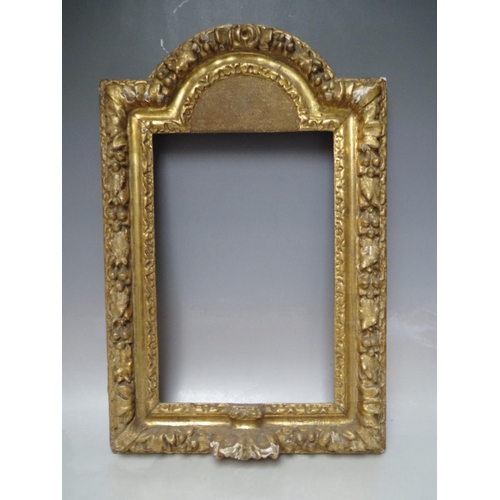 91 - A 17TH CENTURY CONTINENTAL DECORATIVE CARVED WOODEN FRAME WITH ARCHED TOP, frame W 7 cm, rebate 40 x... 
