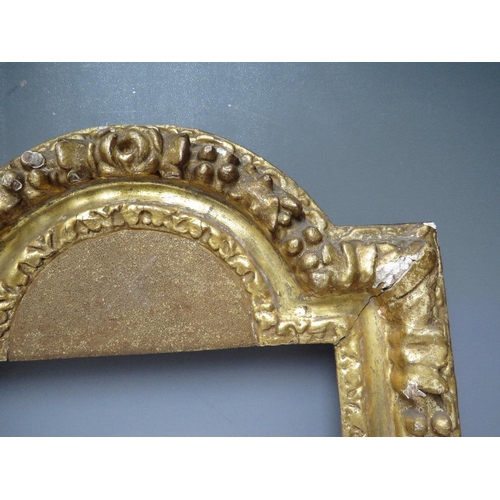 91 - A 17TH CENTURY CONTINENTAL DECORATIVE CARVED WOODEN FRAME WITH ARCHED TOP, frame W 7 cm, rebate 40 x... 