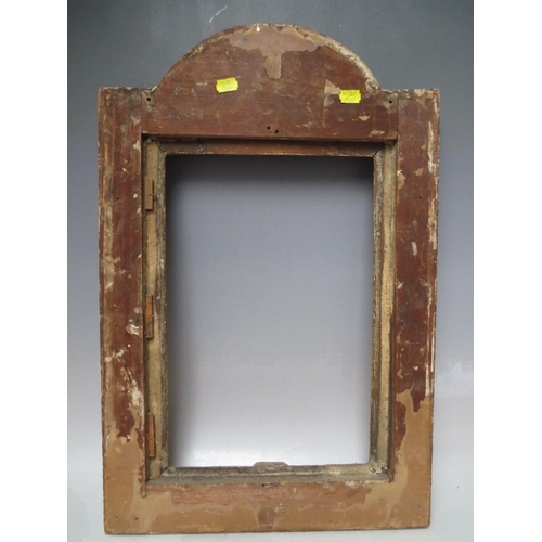 91 - A 17TH CENTURY CONTINENTAL DECORATIVE CARVED WOODEN FRAME WITH ARCHED TOP, frame W 7 cm, rebate 40 x... 