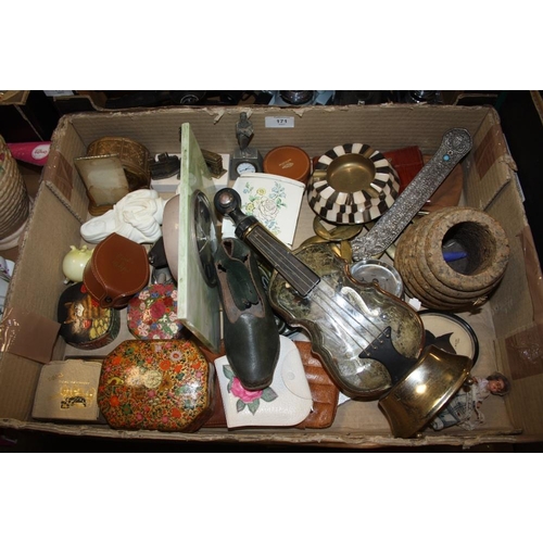 171 - A TRAY OF COLLECTABLES TO INCLUDE A VIOLIN SHAPED MUSICAL DECANTER, GEORGIAN STYLE SILHOUETTE