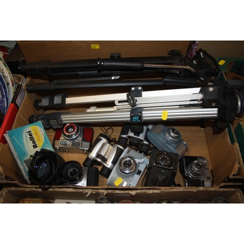 172 - A TRAY OF VINTAGE CAMERAS AND ACCESSORIES TO INCLUDE AGFA AND COMET EXAMPLES, TRIPODS ETC.