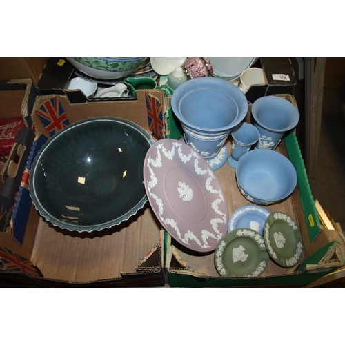 175 - A SMALL TRAY OF WEDGWOOD JASPERWARE TO INCLUDE A LILAC CABINET PLATE TOGETHER WITH A WEDGWOOD N.W. B... 