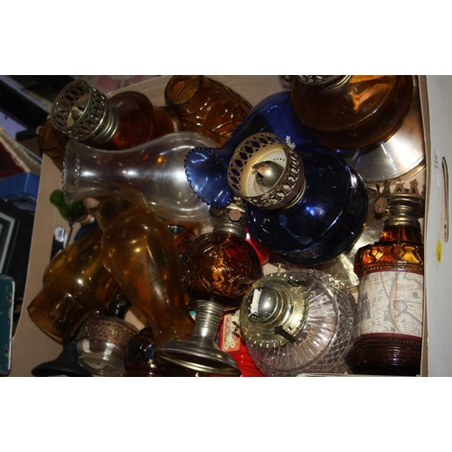 119 - A COLLECTION OF VINTAGE OIL LAMPS TO INCLUDE COLOURED GLASS EXAMPLES